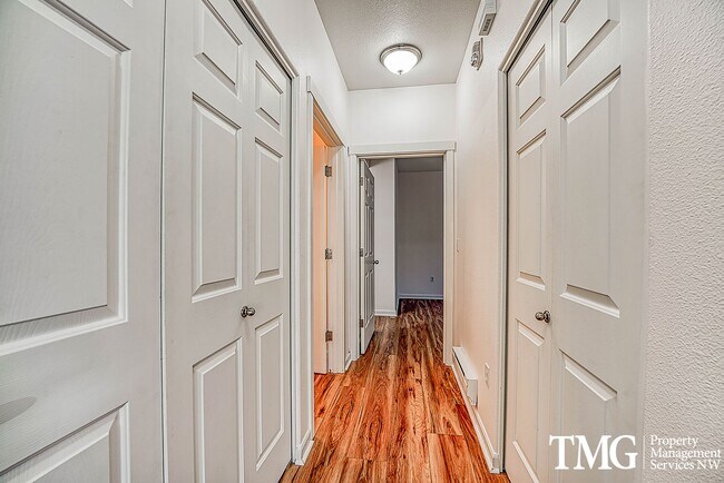 Building Photo - Cute Condo w/ 2 Beds 2 Baths and Patio in Beaverton!