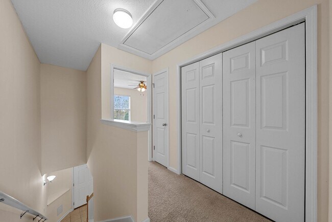 Building Photo - Large 2 Bedroom 2 1/2 Bath Dog Friendly Co...