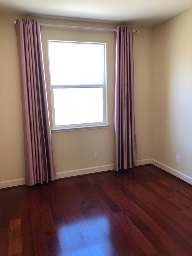 Building Photo - 1252 Water Lily Way