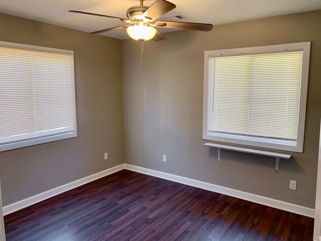 Building Photo - For Lease - 3 Bedroom 1 Bath House!
