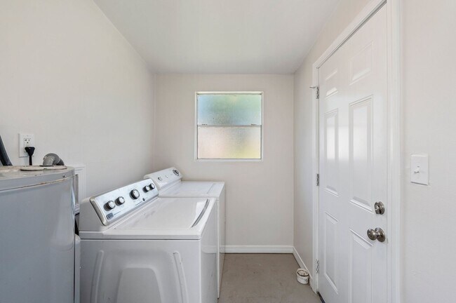 Building Photo - Updated Duplex with Large Yard!