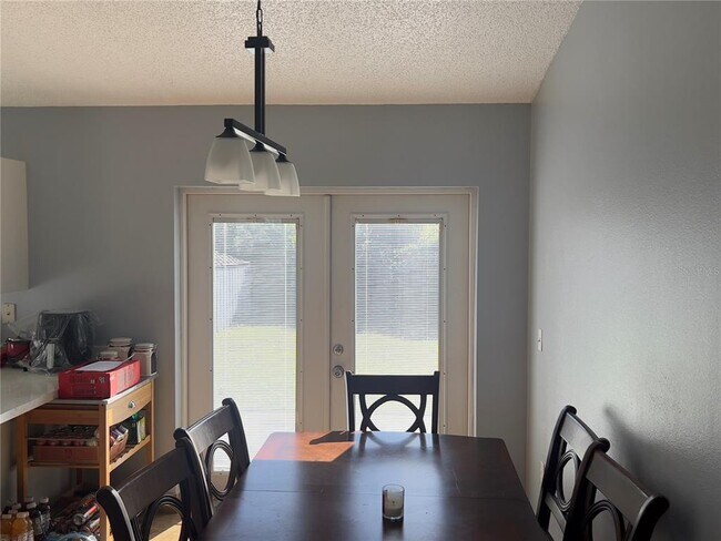 Building Photo - 825 Charles Ave