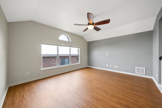 Building Photo - Spacious 4-Bed Luxury Home with Chef’s Kitchen, Fenced Yard, and 3,528 sq ft in Helotes