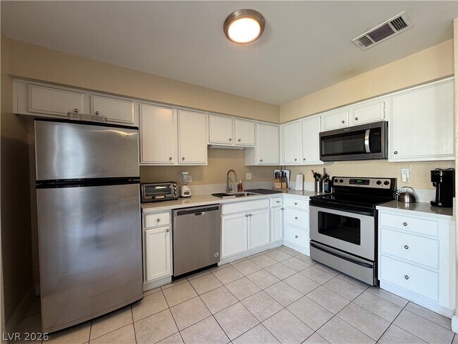 Building Photo - 570 Willow Green Dr