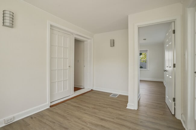 Building Photo - 221 Hunyadi Ave