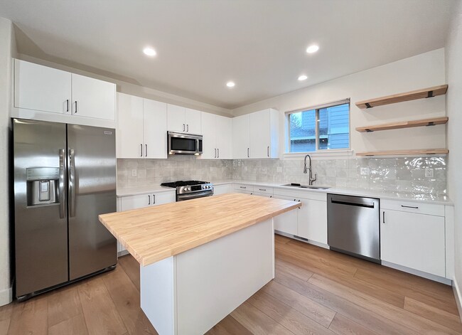 Building Photo - Modern Craftsman 4 Bedroom Home!