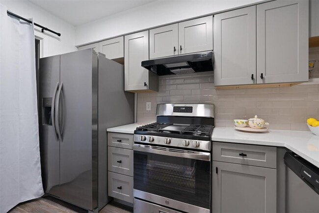 Building Photo - 6915 Woodhue Dr