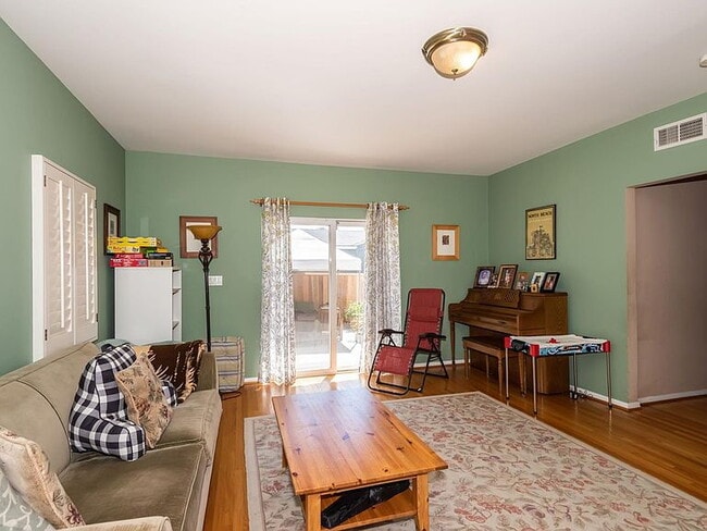 Building Photo - 7848 Bleriot Ave