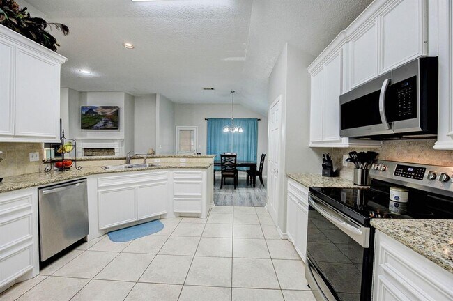 Building Photo - 121 Clear Water W