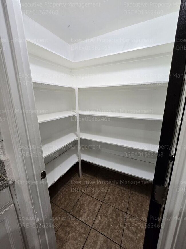 Building Photo - 3 bedroom/ 2.5 bathroom 2 story home.