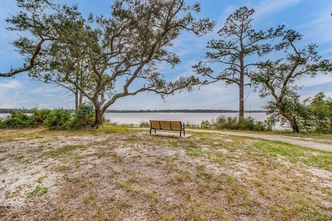 Building Photo - Adorable Navy Point Cottage!