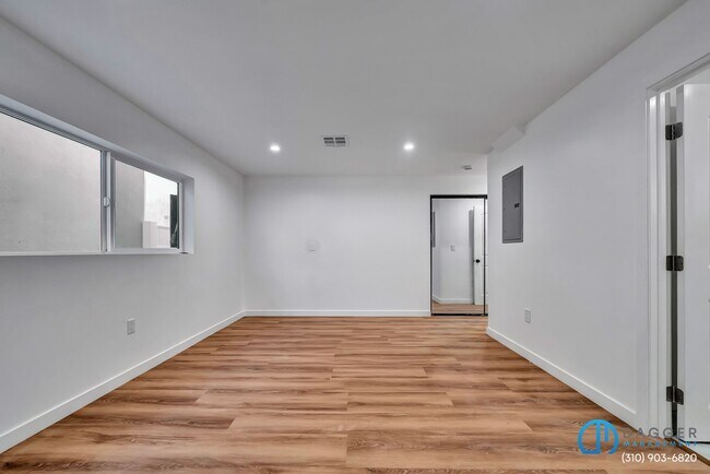 Building Photo - 11845 Hamlin St