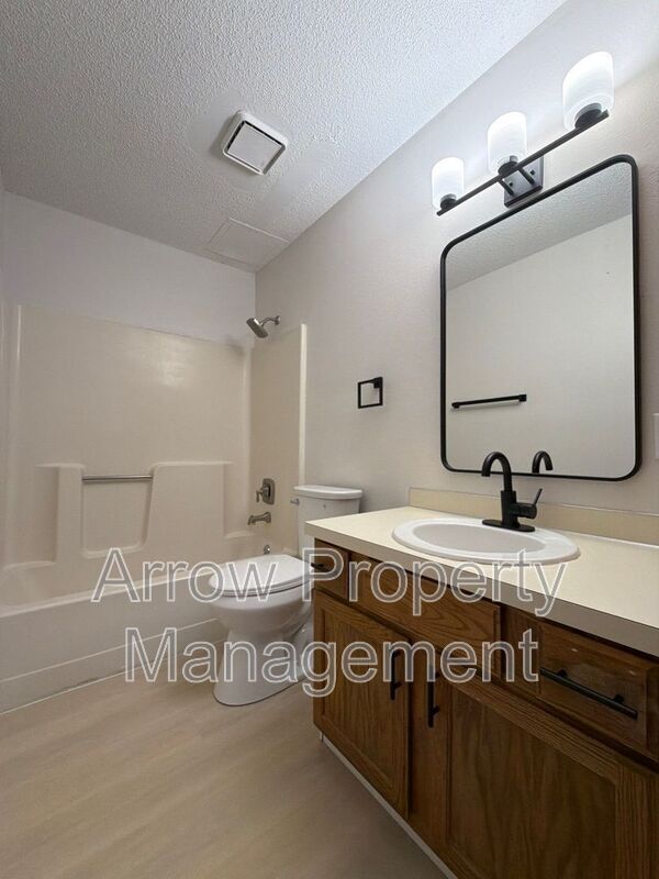 Building Photo - 535 W Saunders Ave