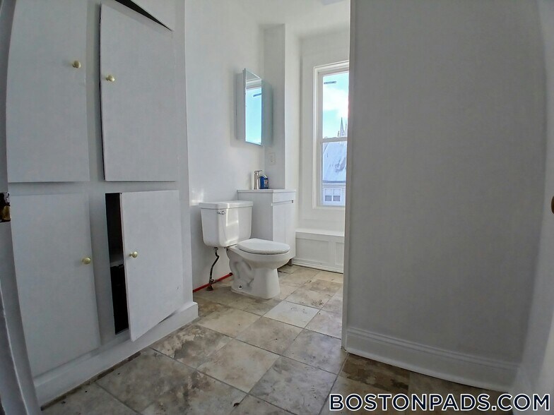 Building Photo - 682 Parker St