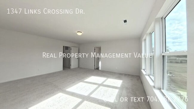 Building Photo - 1347 Links Crossing Dr