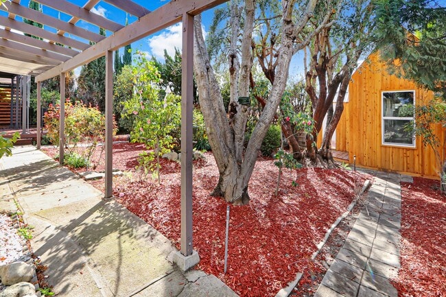 Building Photo - Spacious 3 Bedroom Upland Home, Available Now!