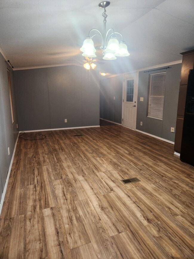 Building Photo - 7310 Pineview Dr