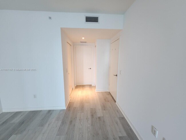 Building Photo - 1100S S Miami Ave