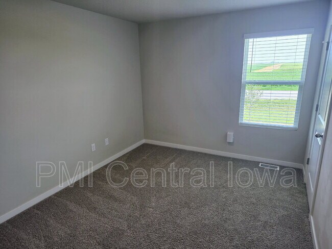Building Photo - 1631 NE Crossing Oaks Ln
