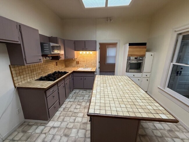 Building Photo - 3 Bedroom 1.5 Bath Downtown Dixon *STAR RENTALS