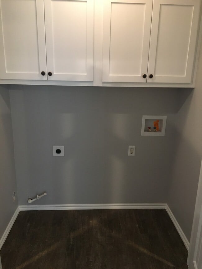 Building Photo - 102 W Speer Ave