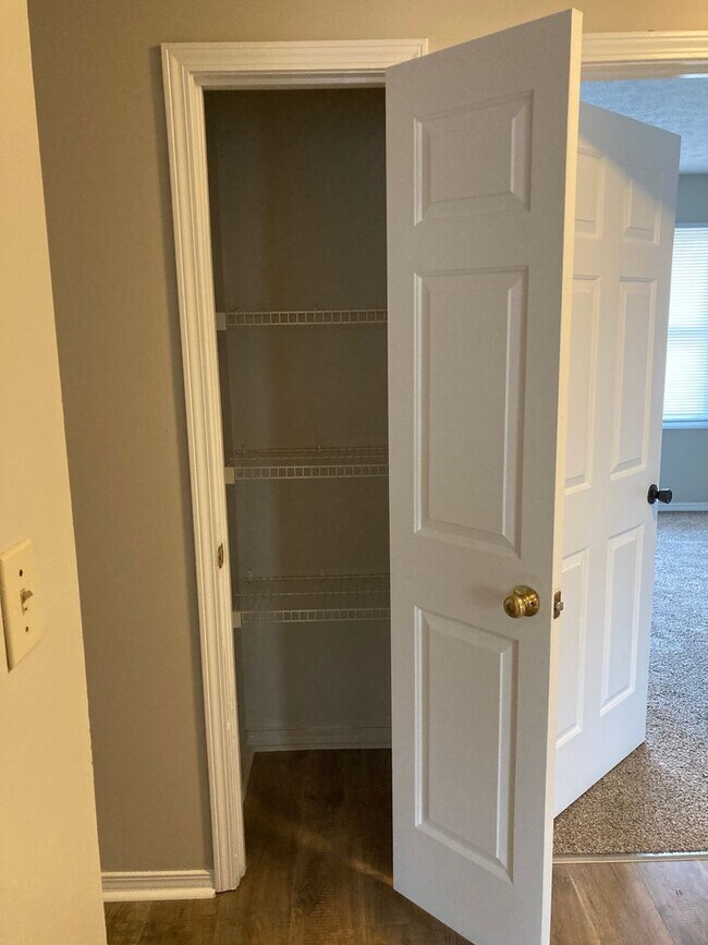 Building Photo - 3 Bedroom, 1.5 bath townhome!