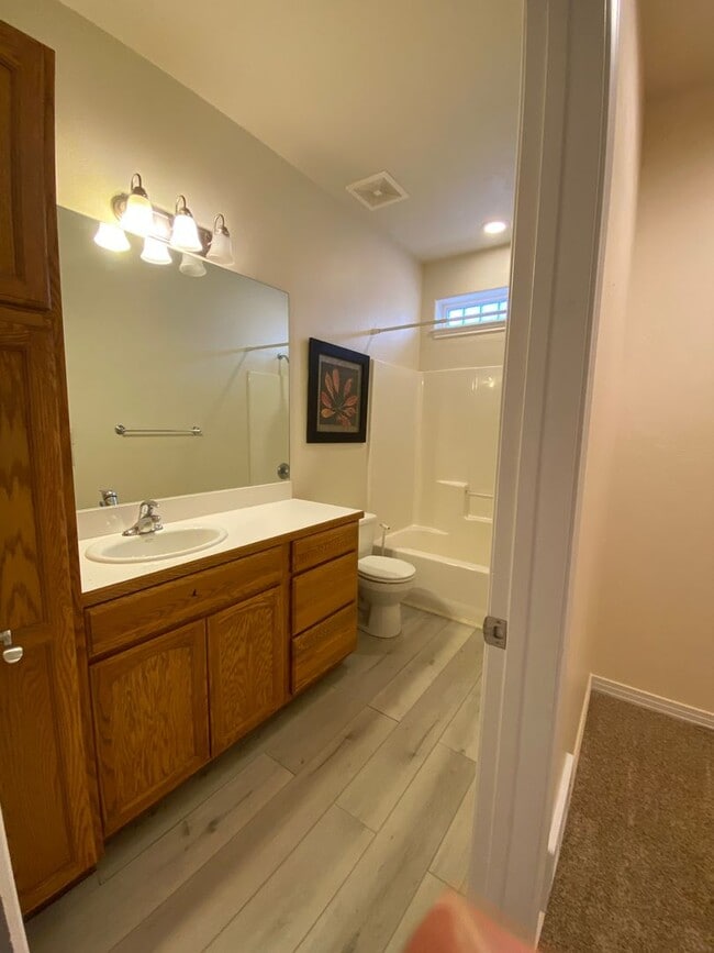 Building Photo - Spacious  3 bedroom 2.5 bathroom townhouse