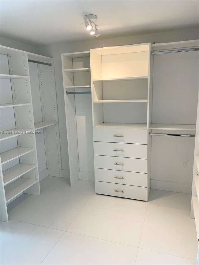 Building Photo - 400 Sunny Isles Blvd
