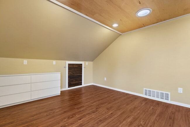 Building Photo - Classic Portland Bungalow