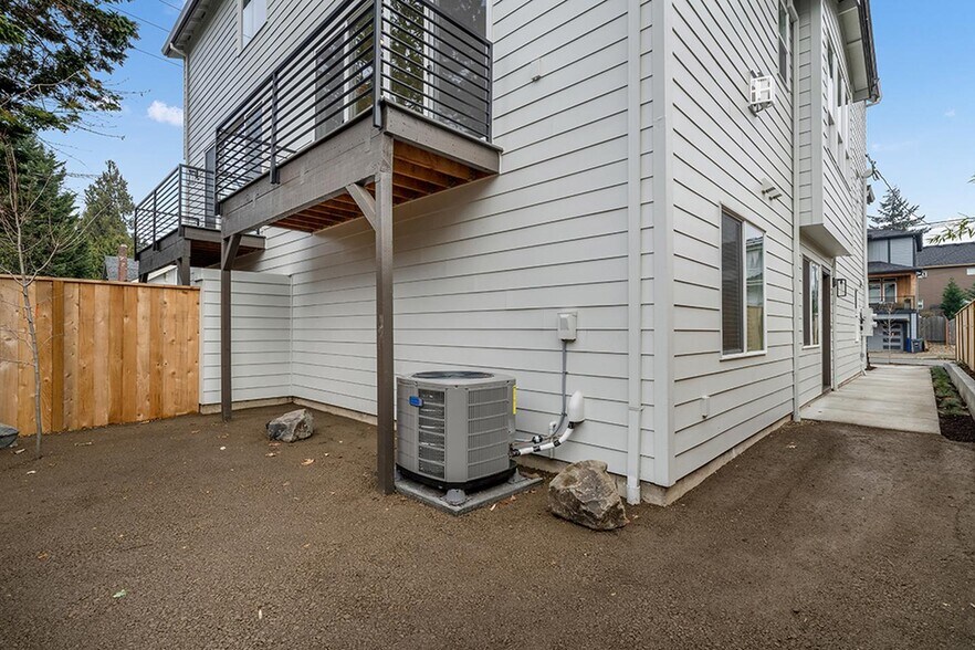 Building Photo - Modern University Park apartment by UP & Cathedral Park