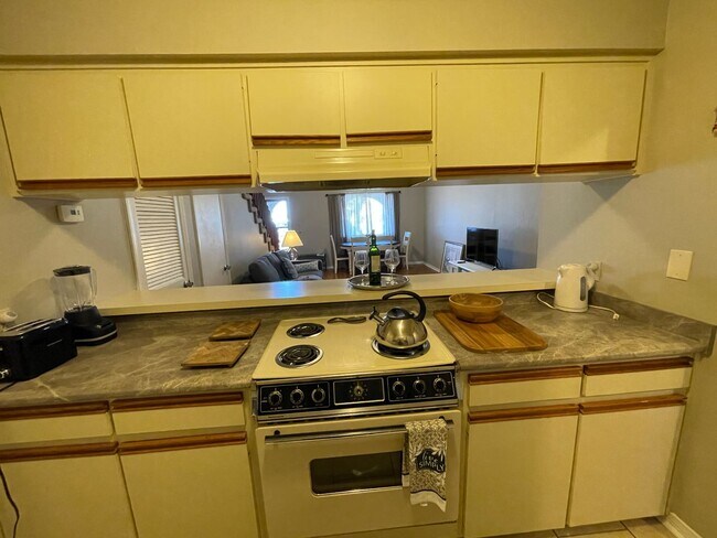 Building Photo - For Lease - Fully Furnished 2 BR | 1.5 BA Townhome in PCB!