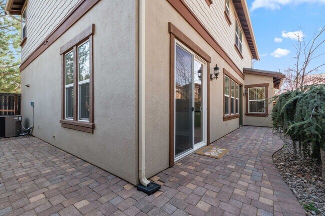 Building Photo - Gated Somersett Home!