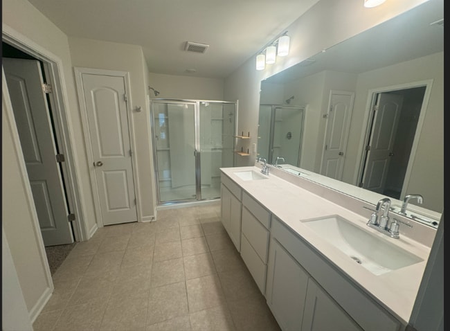Building Photo - 16 Holland Ridge Cir