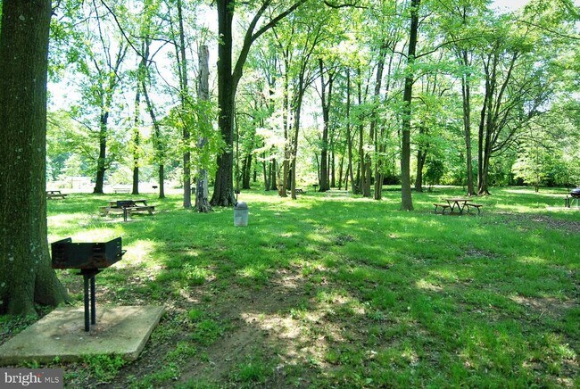 Building Photo - 6631 Wakefield Dr