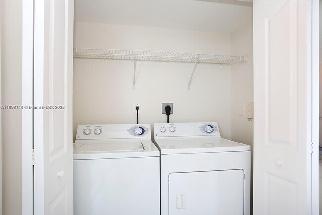 Building Photo - 2665 SW 37th Ave