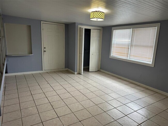 Building Photo - 16610 La Avenida Dr