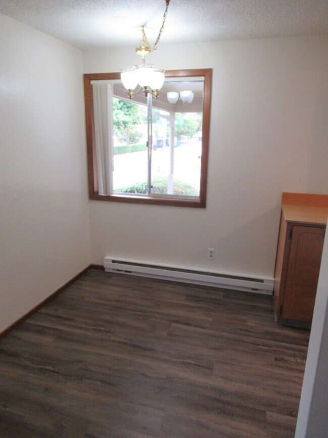 Building Photo - Three Bedroom Duplex in South Salem