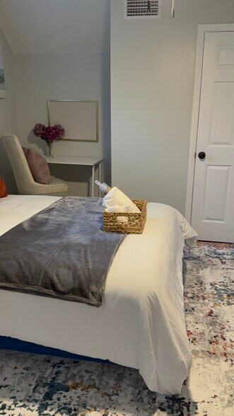 I Need Space Queen Room 3 Desk View - 117 Baybridge Dr