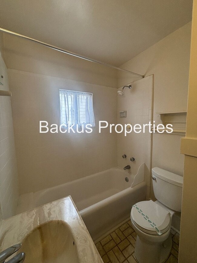 Building Photo - Three bedroom cottage less tha two blocks ...