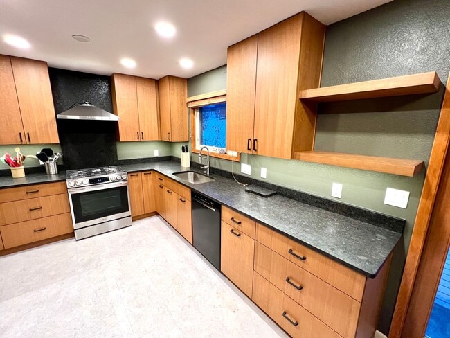 Building Photo - Pet Friendly 4 Bed 3 Bath Single Family Home on Westside W/ Fully Fenced yard, Attached Garage!