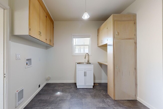 Building Photo - Farmhouse - Showings now Available