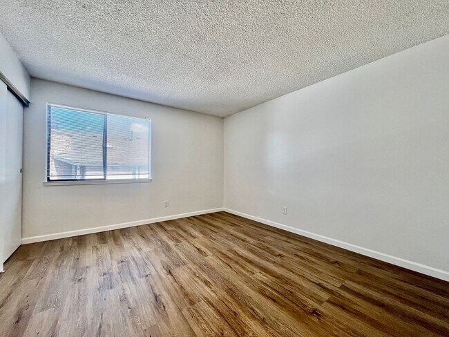 Building Photo - Fantastic 3-bedroom, 2-bathroom condo in desirable community