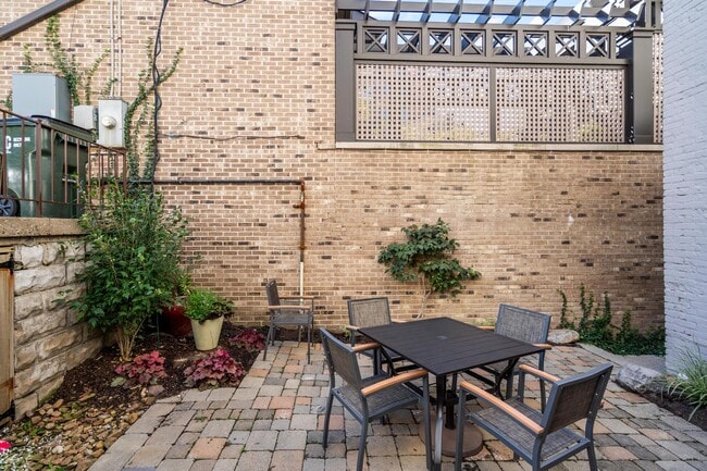 Building Photo - 225 Riverside Dr