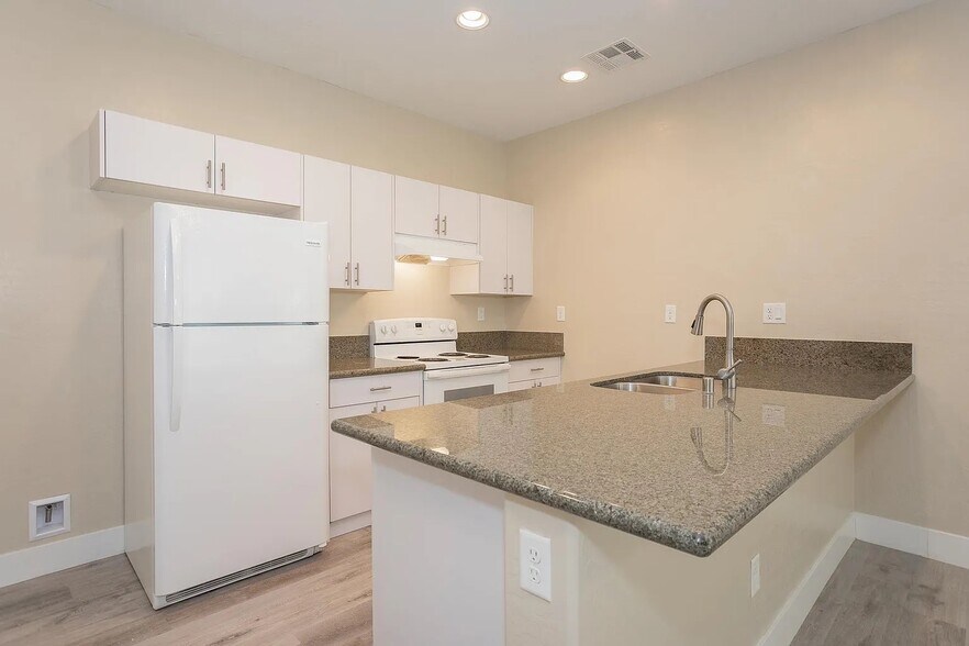 Building Photo - 1741 S Dandelion St