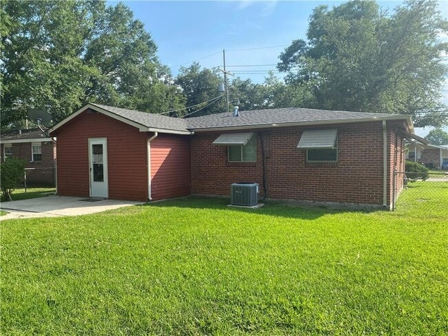 Building Photo - 15 Helis Dr