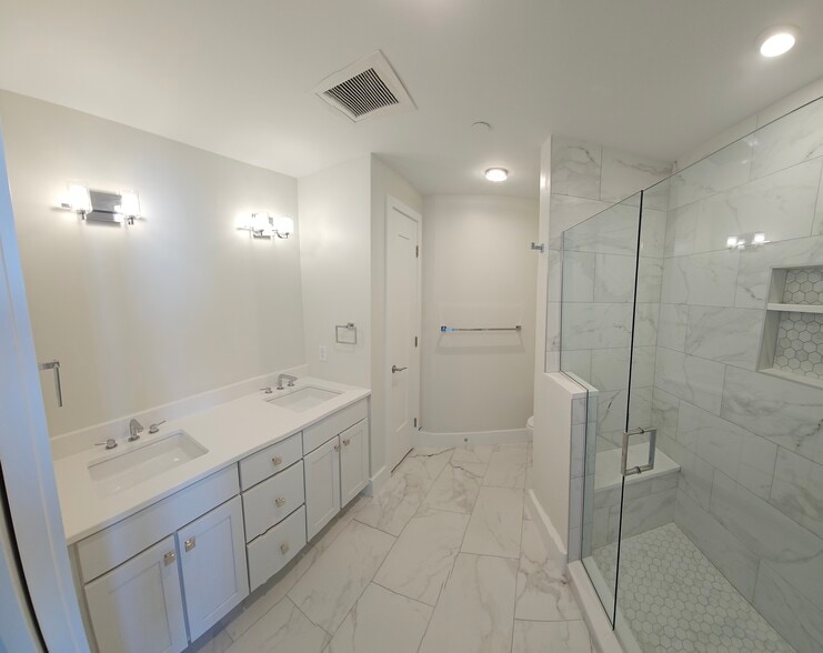 Master Bath - 383 Commercial St