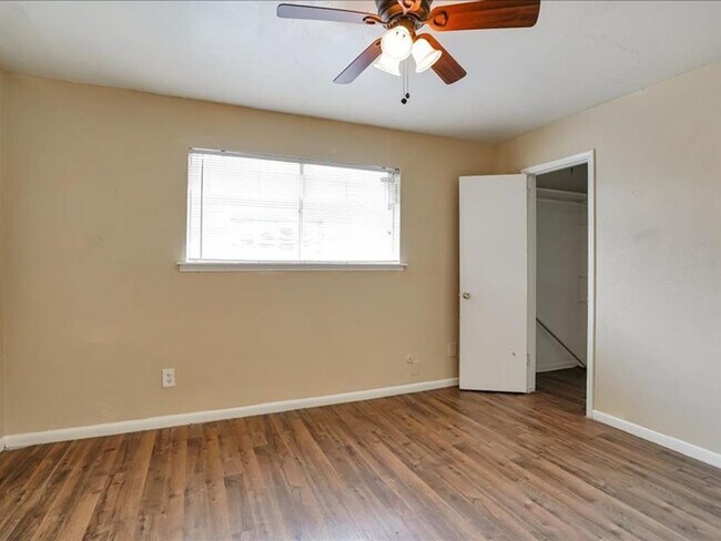 Building Photo - 1800 N Wayside Dr