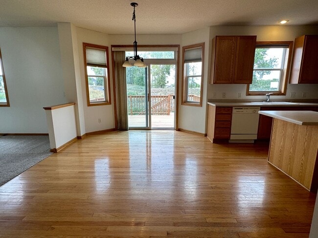 Building Photo - Spacious Single Family Home, Fireplace, 3....