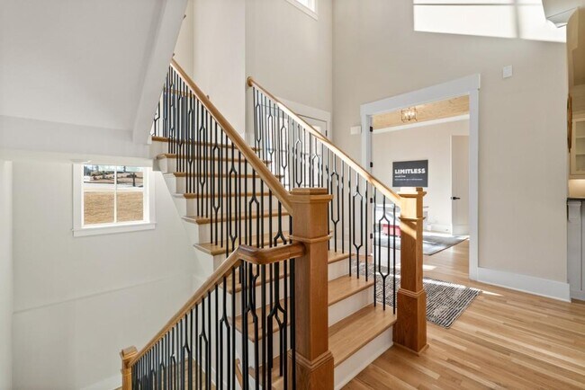 Building Photo - 568 Versailles Dr