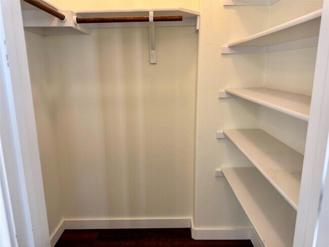 Building Photo - 408 Wolf Creek Way